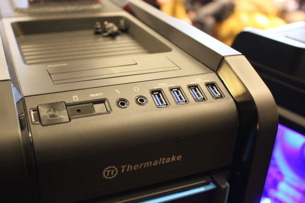 thermaltake-chaser-a71-usb-ports_slideshow_main