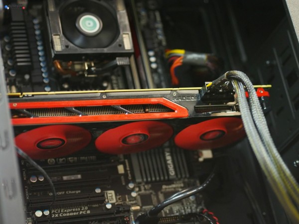AMD-Radeon-HD-7990-Pci-Slot